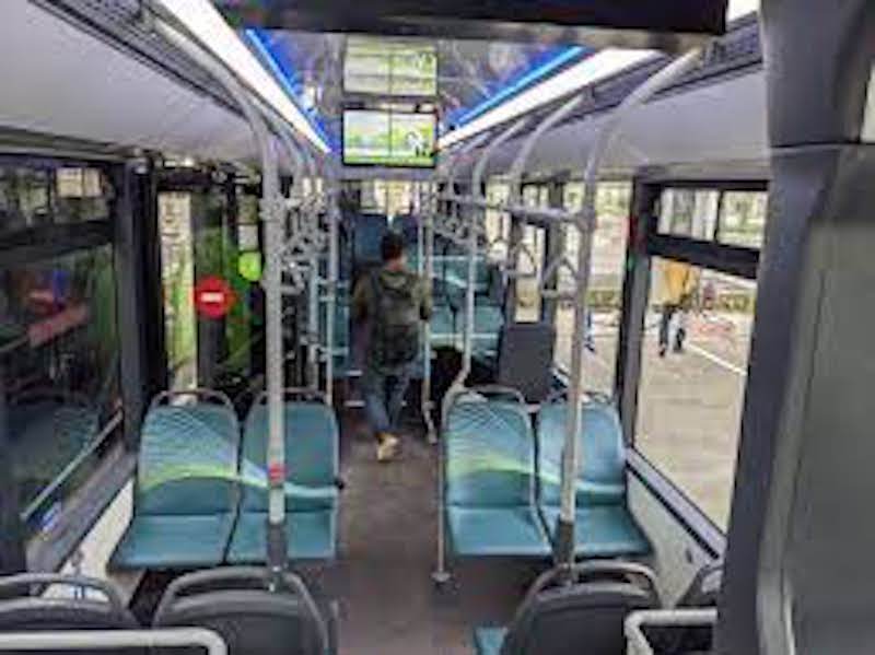 Mỗi chiếc Vinbus có thể chứa tối đa 72 người, bao gồm 25 chỗ ngồi và 47 tay nắm để hành khách có thể đứng